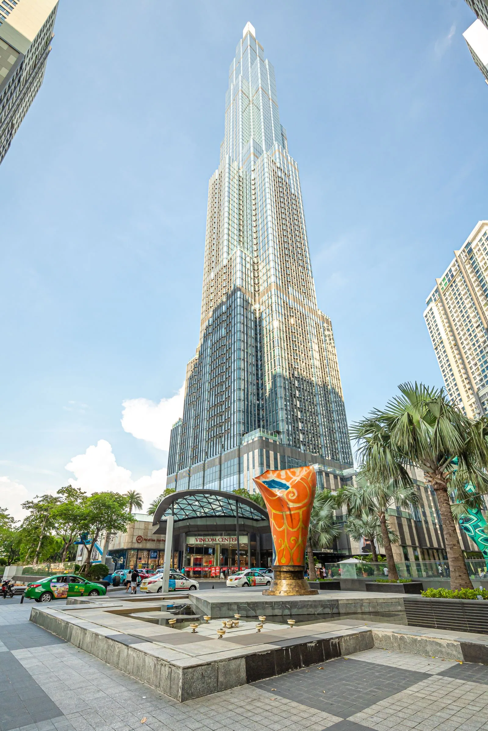 Mặt ngoài tòa nhà Landmark 81 và lối vào trung tâm thương mại